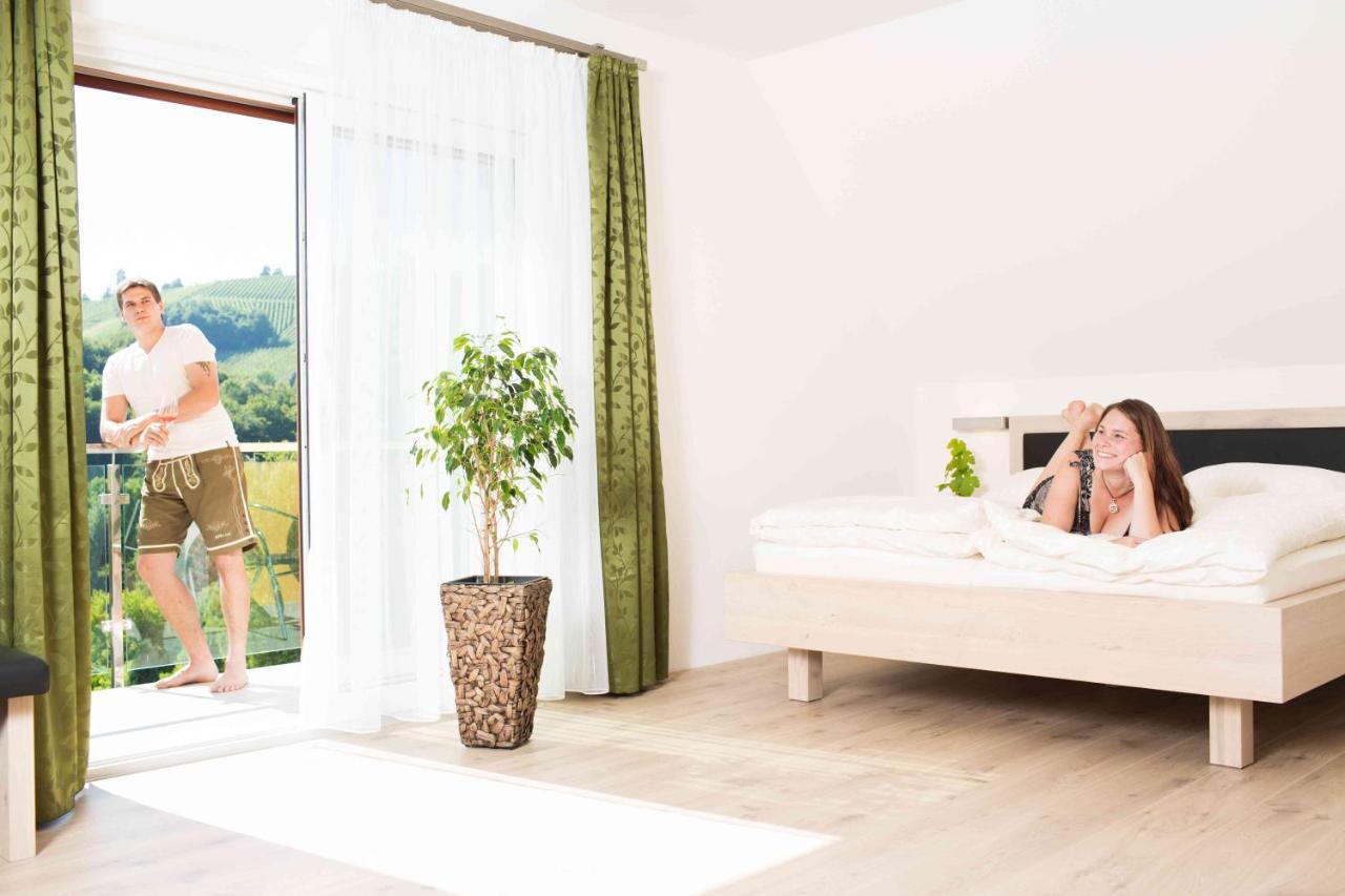 Weingut-Gaestezimmer Uhl Ratsch an der Weinstraße Exterior foto