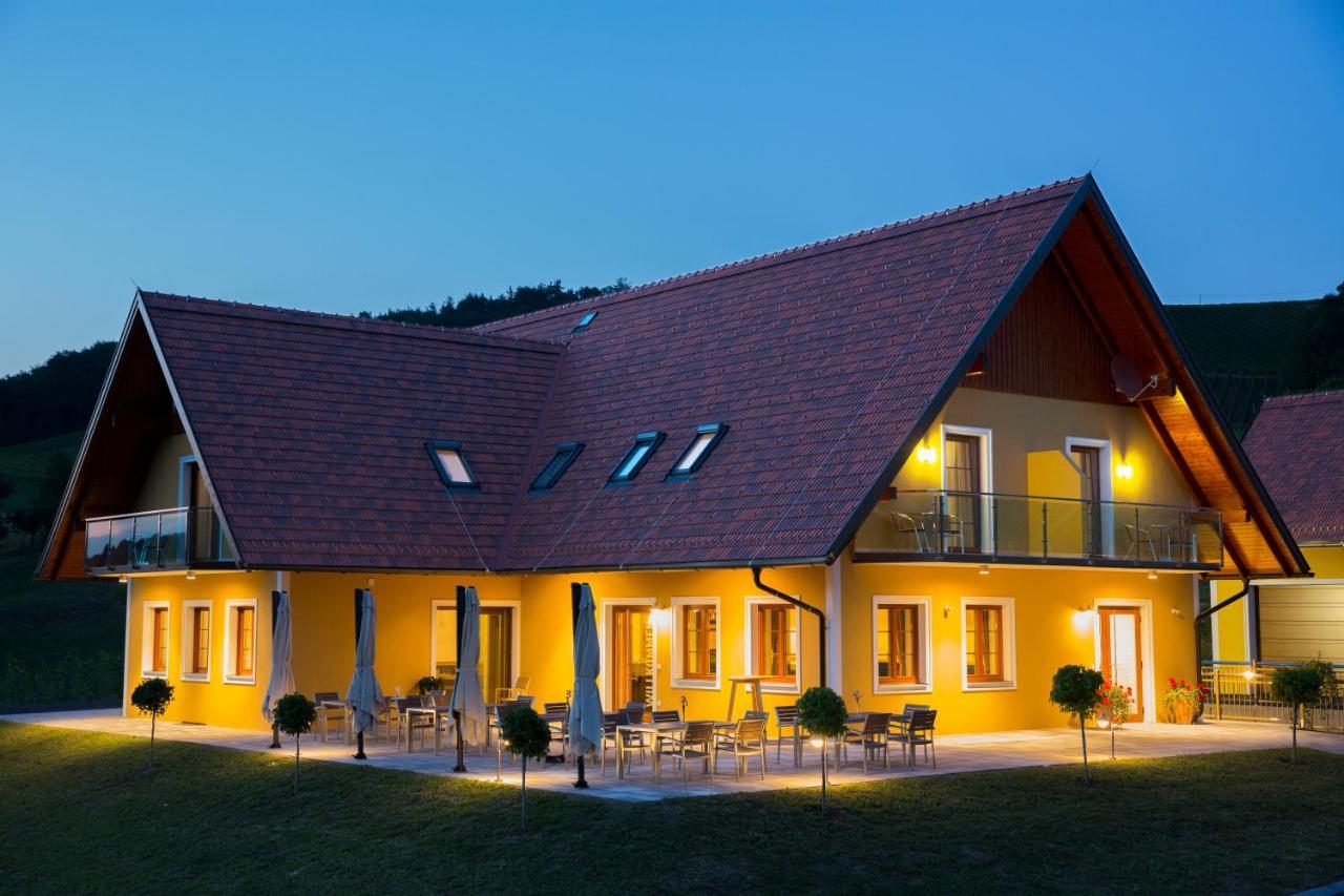 Weingut-Gaestezimmer Uhl Ratsch an der Weinstraße Exterior foto