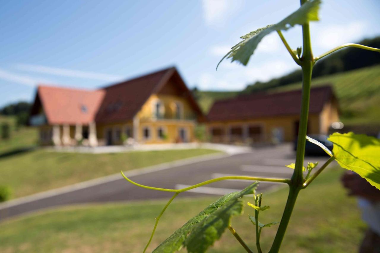 Weingut-Gaestezimmer Uhl Ratsch an der Weinstraße Exterior foto