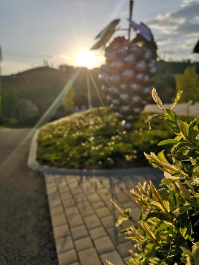 Weingut-Gaestezimmer Uhl Ratsch an der Weinstraße Exterior foto