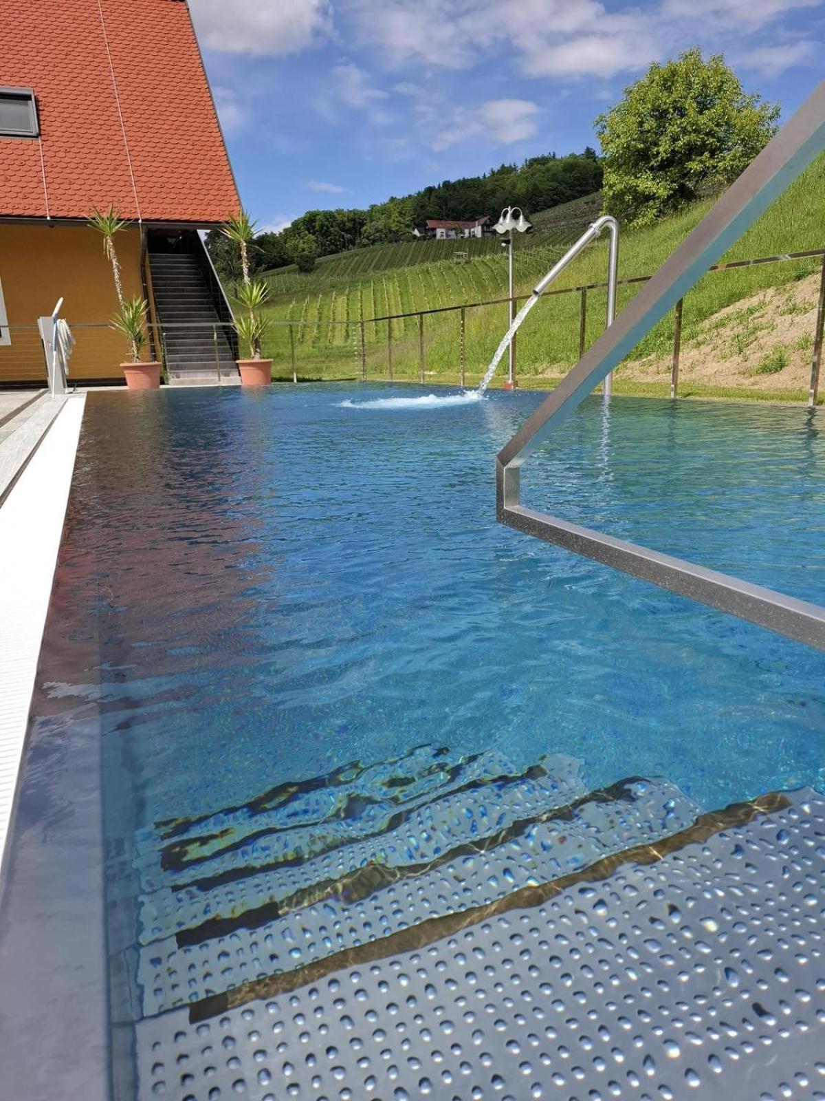 Weingut-Gaestezimmer Uhl Ratsch an der Weinstraße Exterior foto