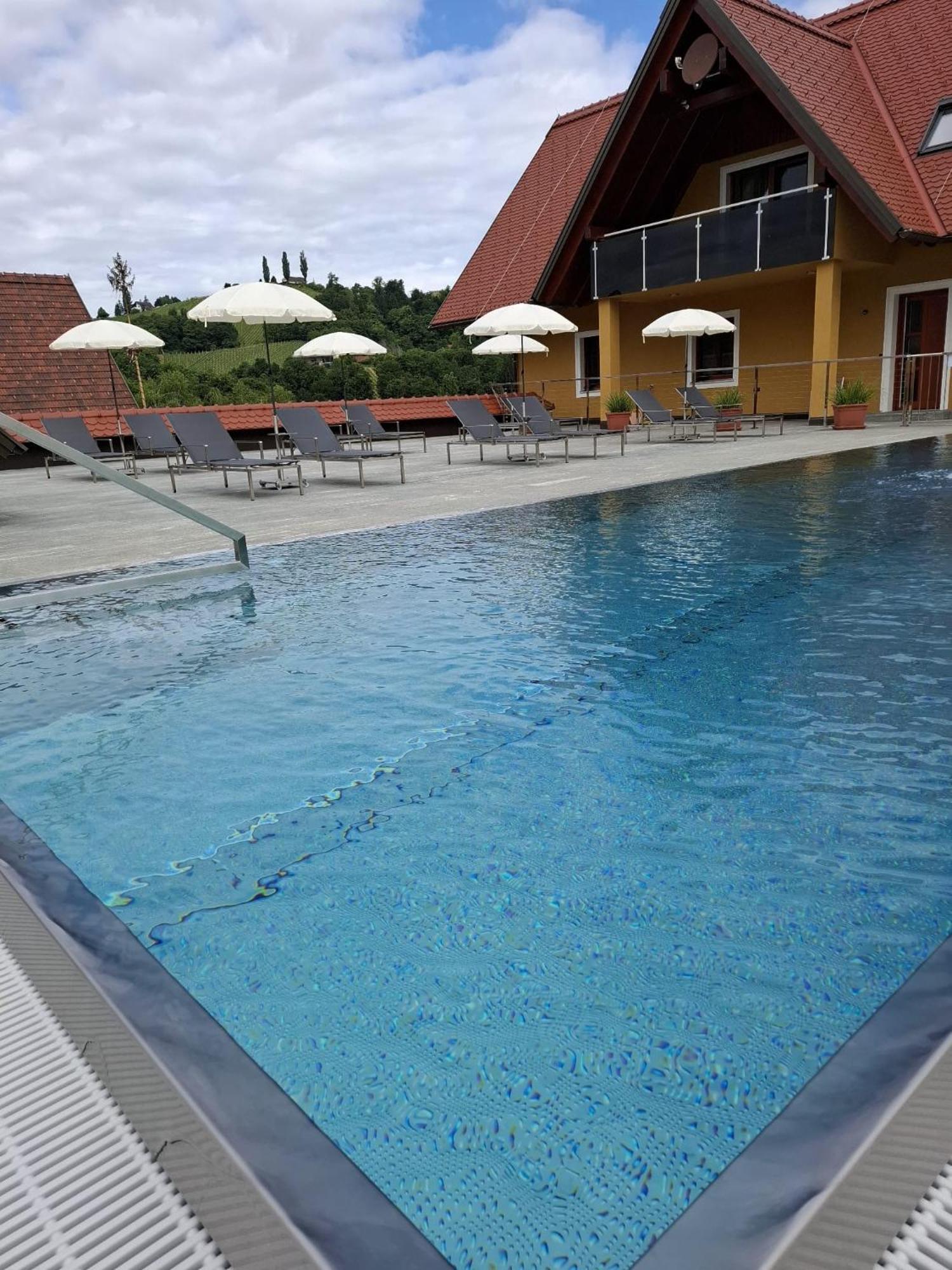 Weingut-Gaestezimmer Uhl Ratsch an der Weinstraße Exterior foto